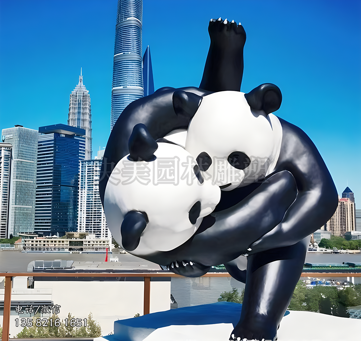 摔跤的光面玻璃鋼仿真熊貓雕塑